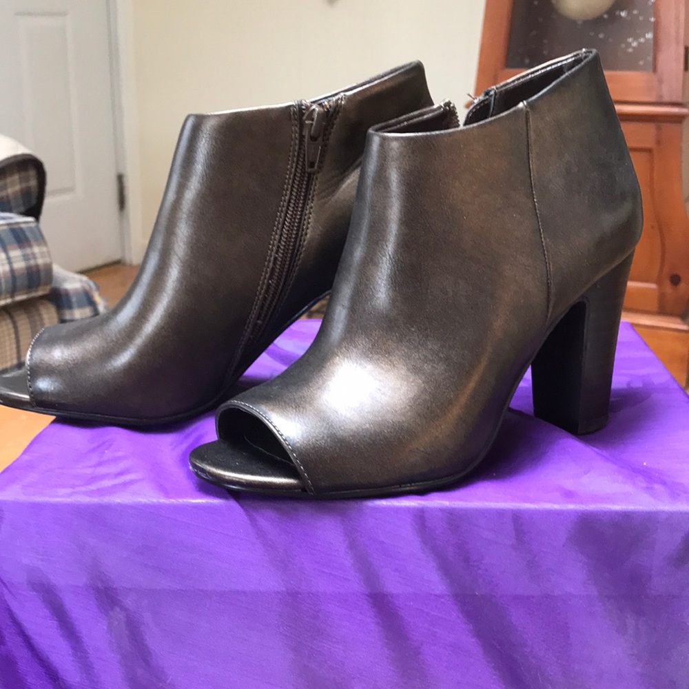 Size 6.5 Nine West shoe. Gorgeous bronze color